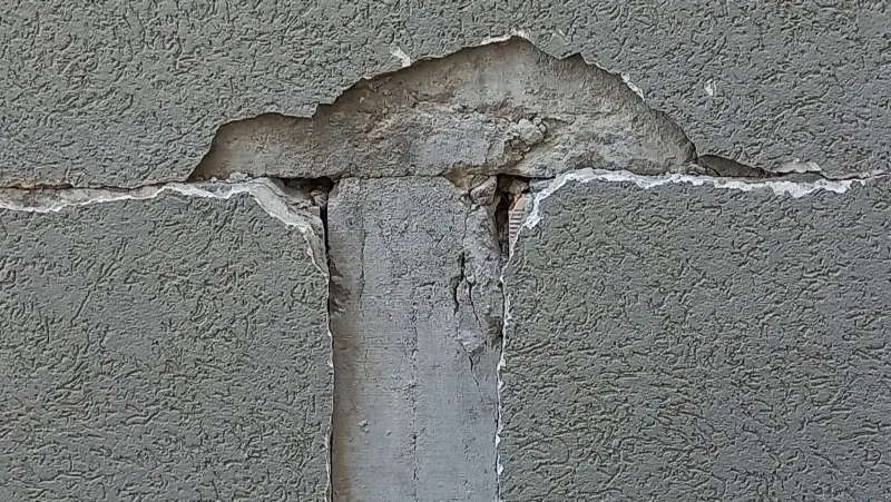Deprem çatlak detayı