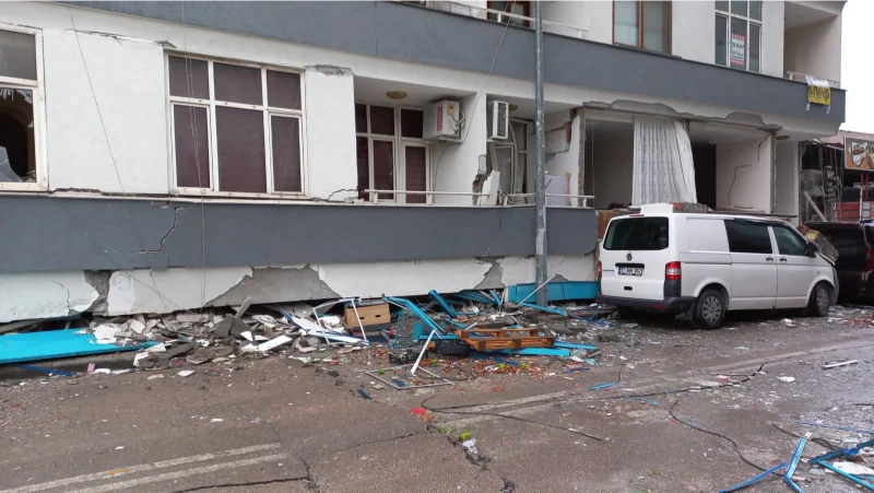 Deprem sonrası yıkım