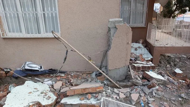 Deprem sonrası enkaz