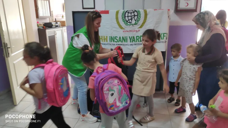 Çanta ve okul malzemesi yardımı