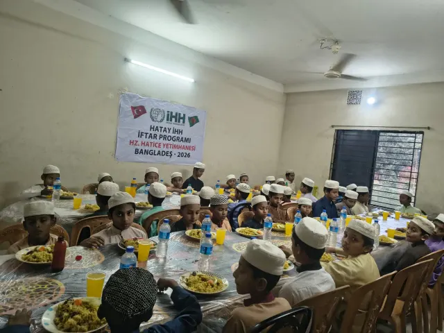 Bangladeş Hz Hatice Yetimhanesi İftar - Yemeğin servisi