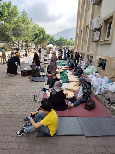 Kermes alanında ziyaretçiler