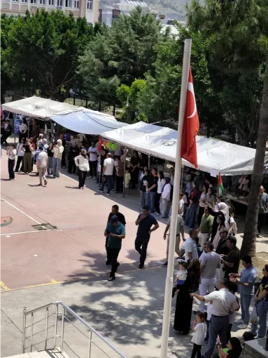 Kermes alanında toplanan kalabalık